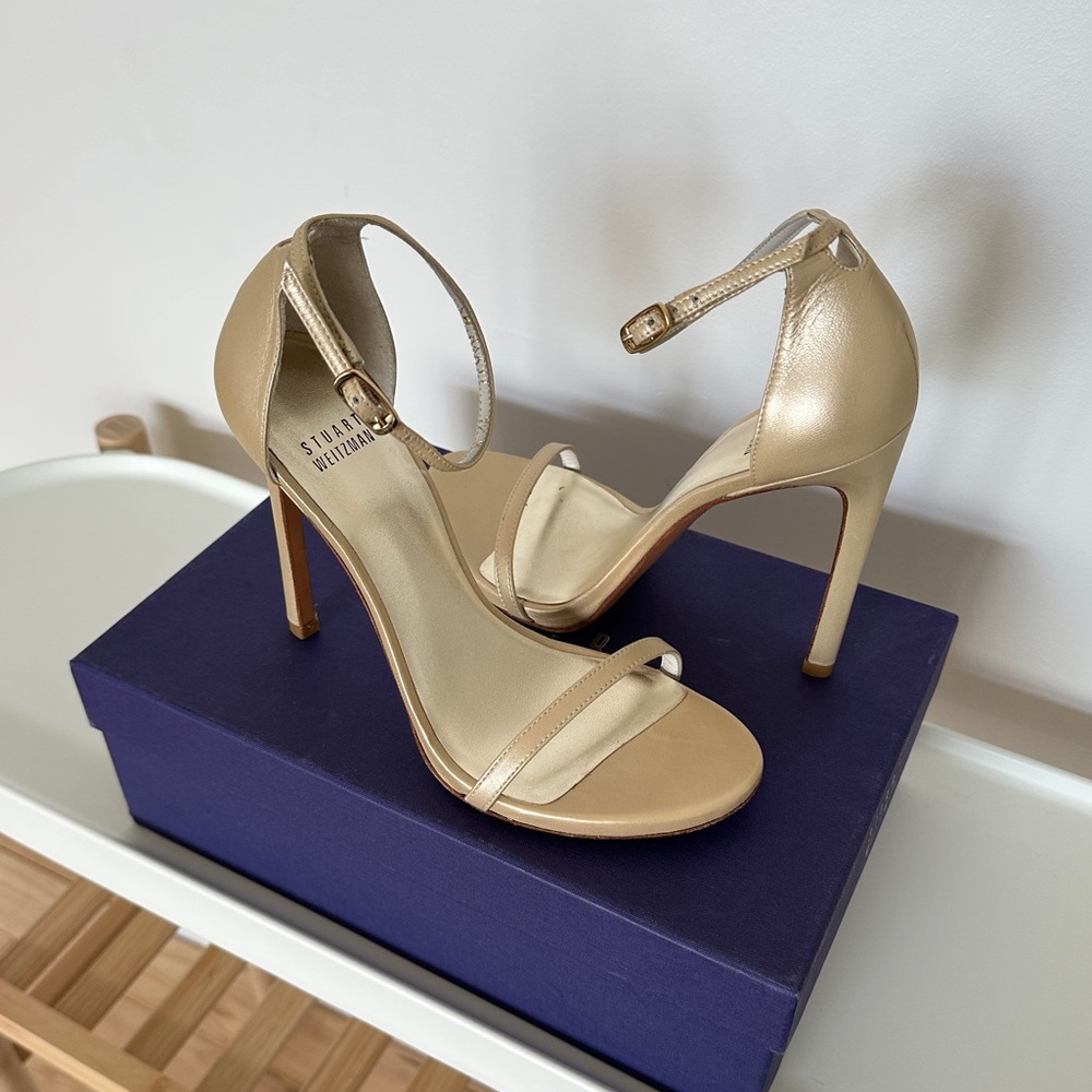 NWT Stuart Weitzman Nudist sandal in gold, size 7.5